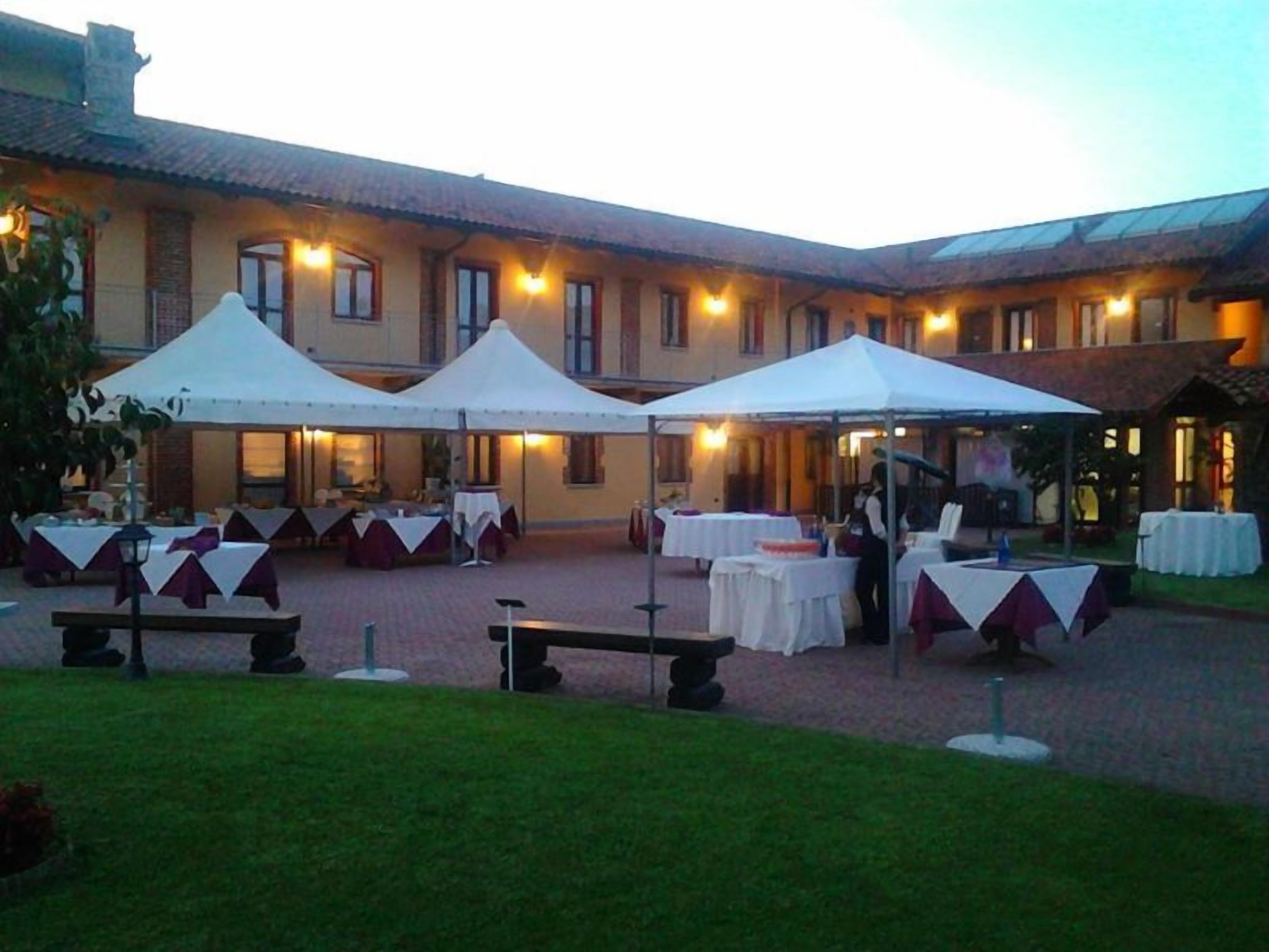 Petit déjeuner et dîner servis sur place, spécialités Cuisine italienne