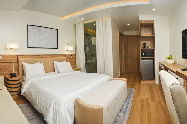 Premium Room, 1 King Bed, Non Smoking, City View | Premium bedding, WiFi (free), bed sheets