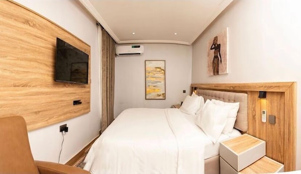 Deluxe Room, 1 King Bed, Non Smoking | 1 bedroom, premium bedding, free WiFi, bed sheets