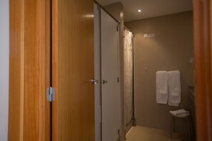 Twin Room, Private Bathroom | Bathroom - HI Alvados - Pousada de Juventude - Hostel (Porto de Mos)