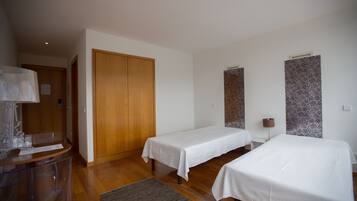 Værelse med 2 enkeltsenge - handicapvenligt - privat badeværelse | Mørklægningsgardiner, gratis Wi-Fi, sengetøj