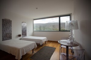 Kahden hengen huone (kaksi sänkyä), oma kylpyhuone | Pimennysverhot, ilmainen Wi-Fi, vuodevaatteet