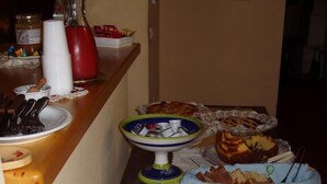 A buffet table with various food items and utensils. - Girfalco - Country House - Bed&Breakfast (Urbino)