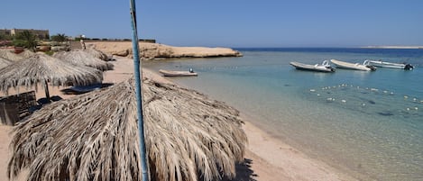 Een privéstrand, een strandbar