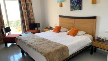 ميني بار وخزنة داخل الغرفة وبديكورات فريدة لكل غرفة وستائر تعتيم