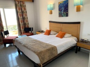 Minibar, in-room safe, individually decorated, blackout drapes - Sharm El Naga Resort and Diving Center (Soma Bay)