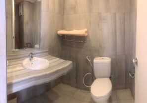 Shower, free toiletries, hair dryer, towels - Sharm El Naga Resort and Diving Center (Soma Bay)