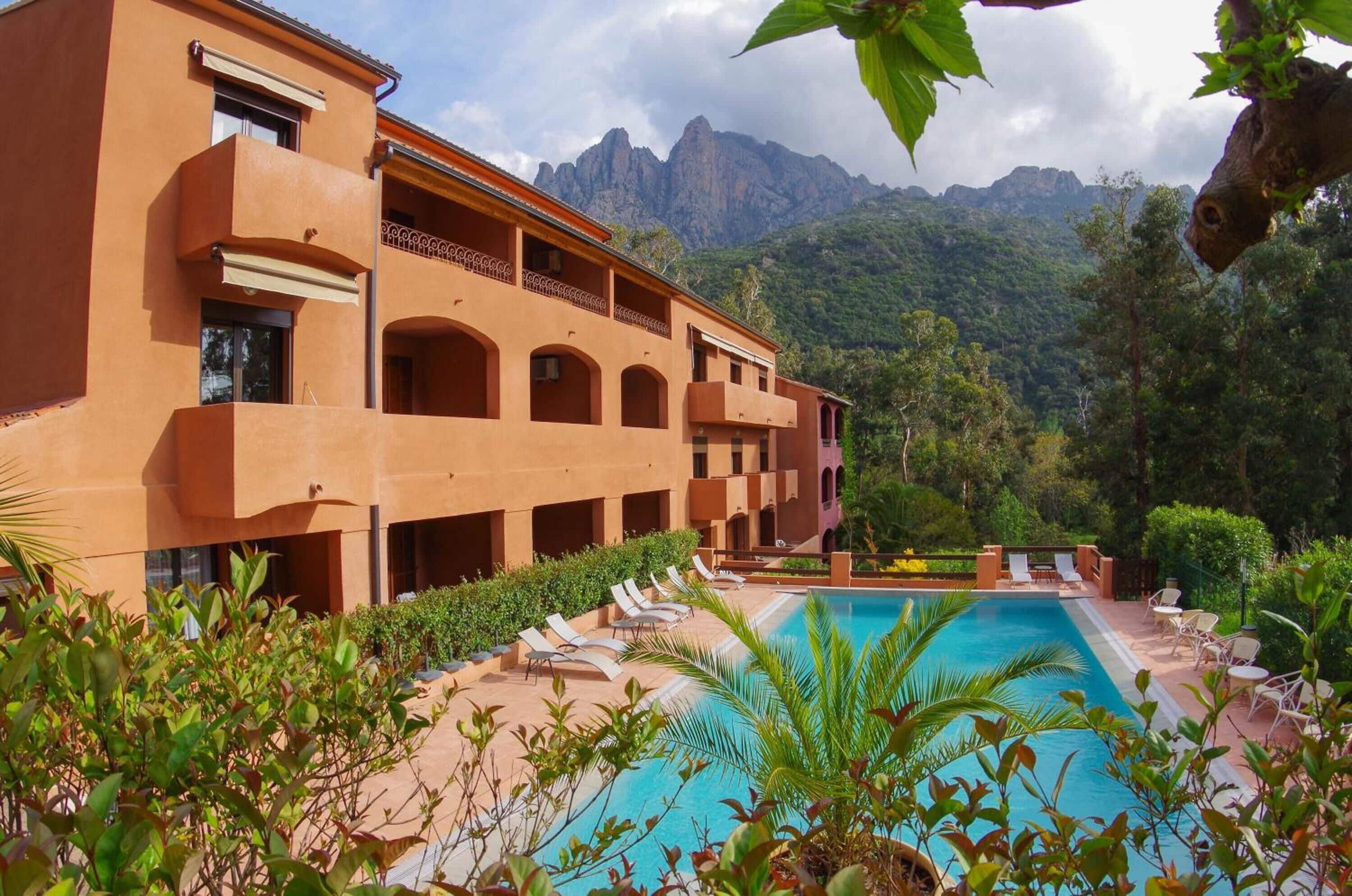 Piscine extérieure (ouverte en saison), chaises longues