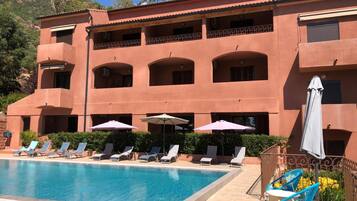 Piscina externa sazonal, funciona das 9h30 às 21h, espreguiçadeiras