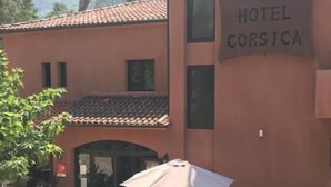 Un edificio con un letrero que dice "HOTEL CORSICA".