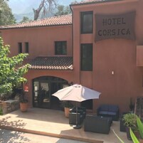 Un edificio con un letrero que dice "HOTEL CORSICA".