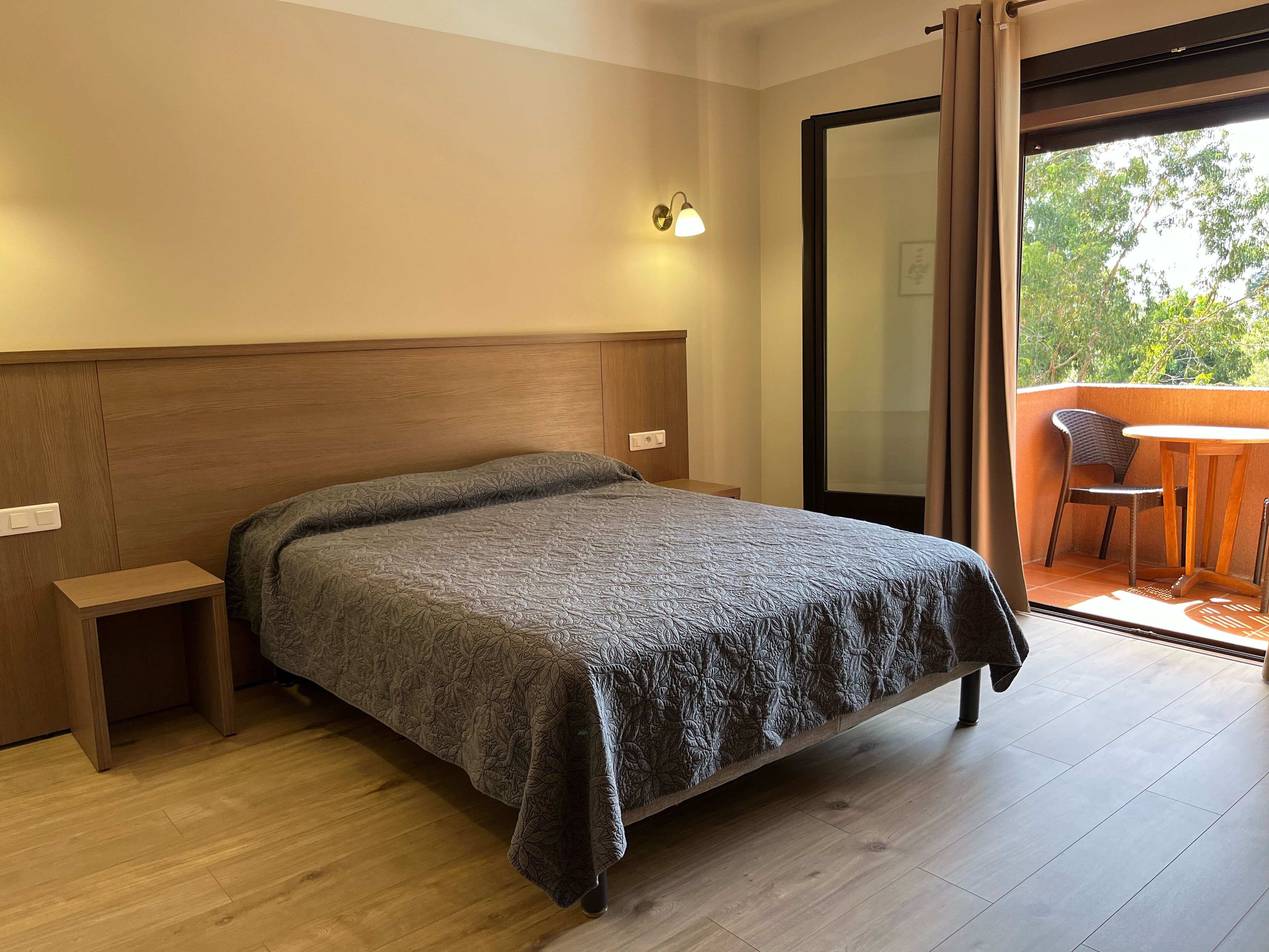 double room | 1 bedroom, individually decorated, individually furnished, desk