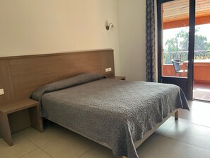 Classic Studio | Individually decorated, individually furnished, desk, blackout drapes - Hôtel Corsica (Ota)