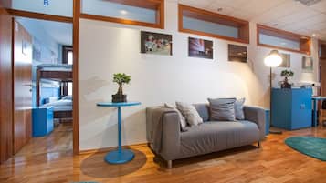 Dormitorio compartido, dormitorio mixto (For 8) | Baño | Regadera, regadera tipo lluvia, toallas