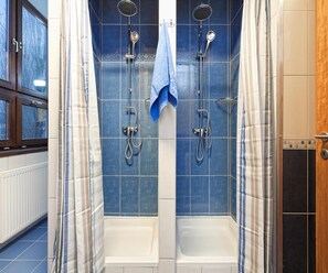 Shower, rainfall showerhead, towels - Hostel Bureau (Zagreb)