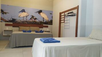 Quarto triplo conforto, para não fumantes | Roupas de cama premium, frigobar, individualmente decorados