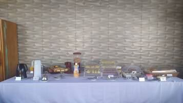 Una mesa de buffet con diversos alimentos y condimentos.