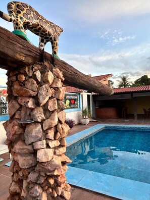 Una piscina techada, una piscina al aire libre
