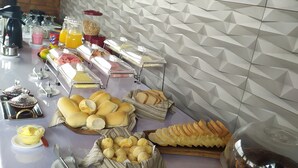 Un bufé de desayuno con diferentes alimentos y utensilios.
