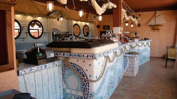 2 Bars/Lounges