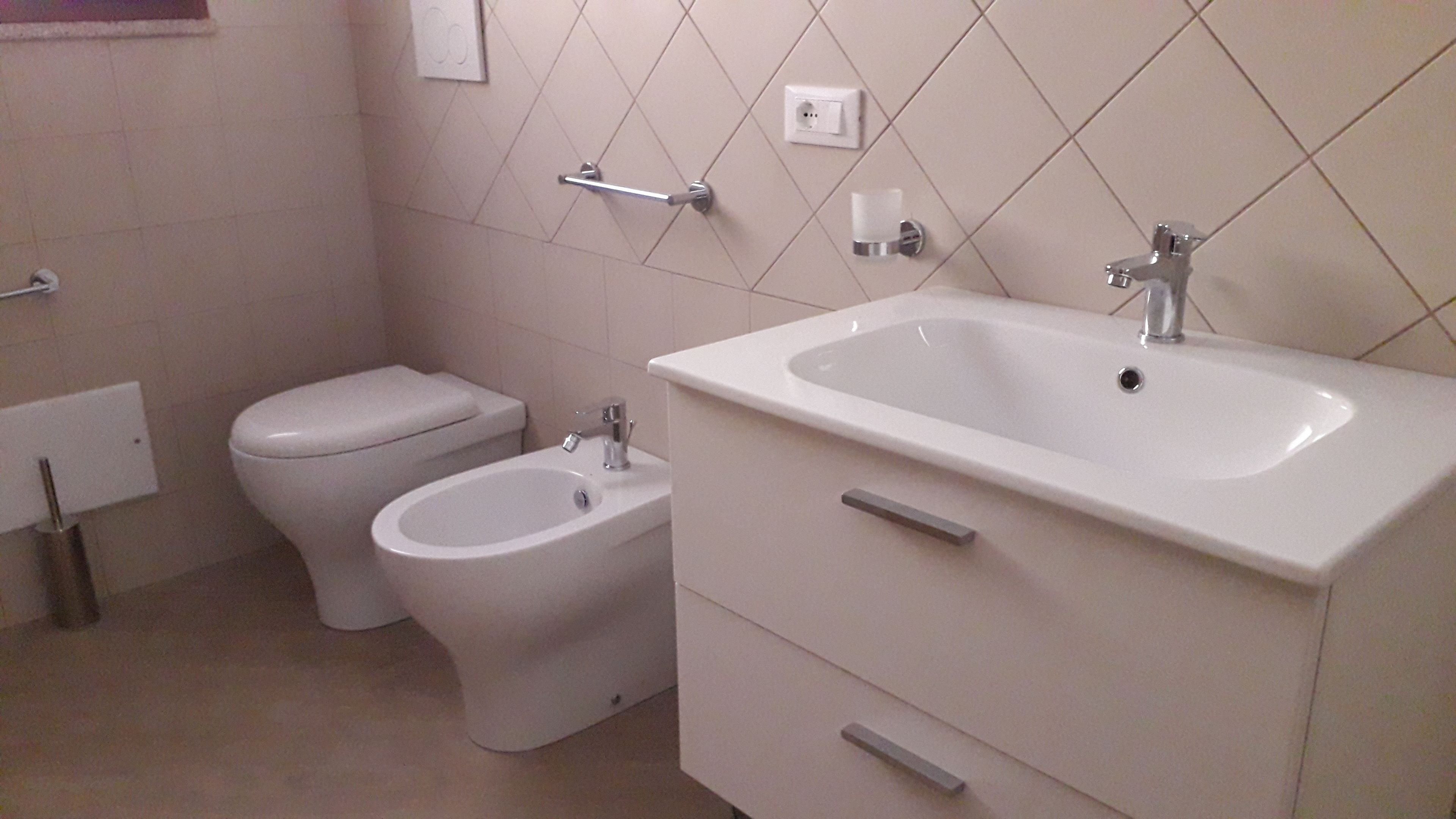 shower, rainfall showerhead, hair dryer, bidet