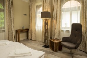 Hypo-allergenic bedding, individually decorated, desk, laptop workspace - Kloster Bonlanden (Berkheim)