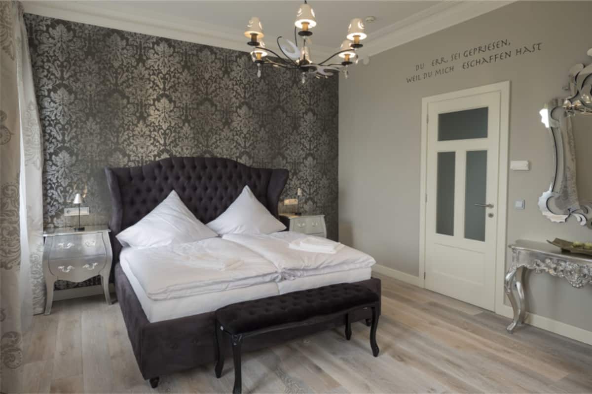 Comfort Double Room | Peralatan tempat tidur hipoalergenik, dihias secara berasingan, meja