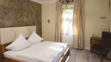 Comfort Double Room | Hypo-allergenic bedding, individually decorated, desk, laptop workspace