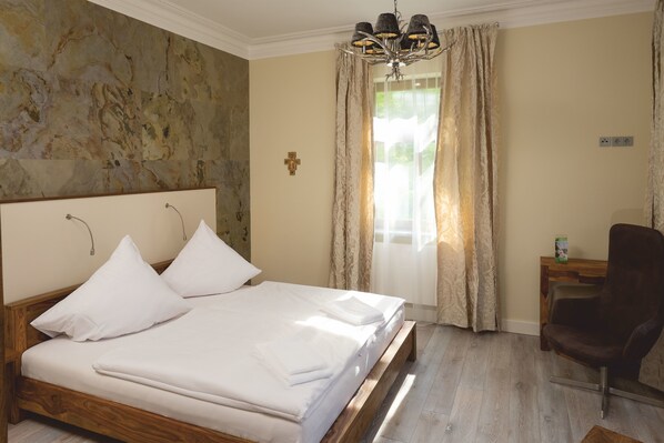 Comfort-Doppelzimmer | Allergikerbettwaren, individuell dekoriert, Schreibtisch