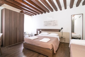 Superior Double Room, 1 Queen Bed, Non Smoking | Minibar, desk, laptop workspace, blackout drapes - Il Pozzo Magico (Venice)