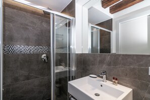 Habitación clásica doble, 1 cama de matrimonio, no fumadores | Baño | Ducha y cabezal de ducha tipo lluvia