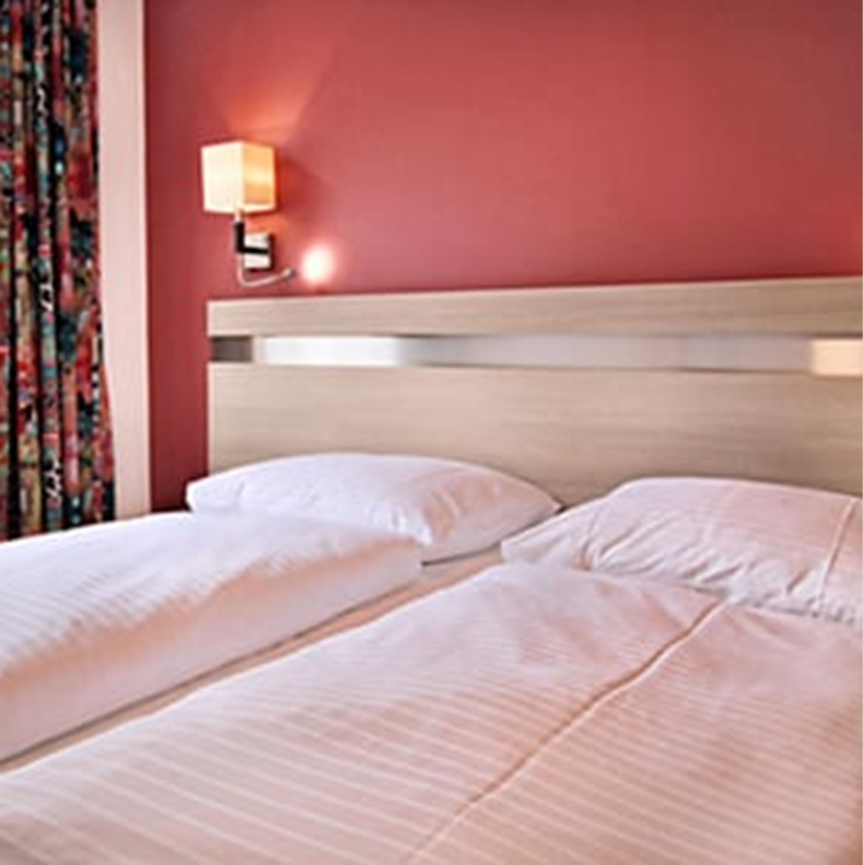 Desk, soundproofing, free WiFi, bed sheets