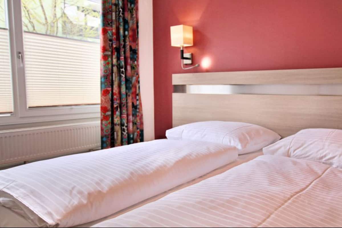 Desk, soundproofing, free WiFi, bed sheets