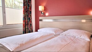 Escrivaninha, quartos à prova de som, Wi-Fi de cortesia, roupa de cama
