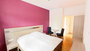 Desk, soundproofing, free WiFi, bed sheets