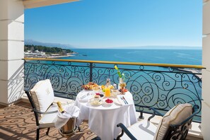 Luxury suite (Sea front, Balcony, Jacuzzi) | Vista a la playa o el mar