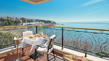 Superior Room, 1 King Bed with Sofa bed, Balcony, Sea front | Vista al agua