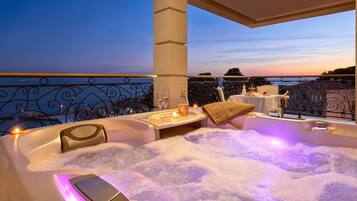Luxury suite (Sea front, Balcony, Jacuzzi) | Private spa tub