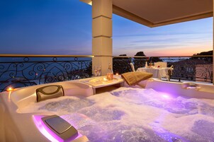 Luxury suite (Sea front, Balcony, Jacuzzi) | Private spa tub