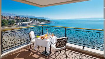 Luxury suite (Sea front, Balcony, Jacuzzi) | Vue sur la plage/lâocĂ©an