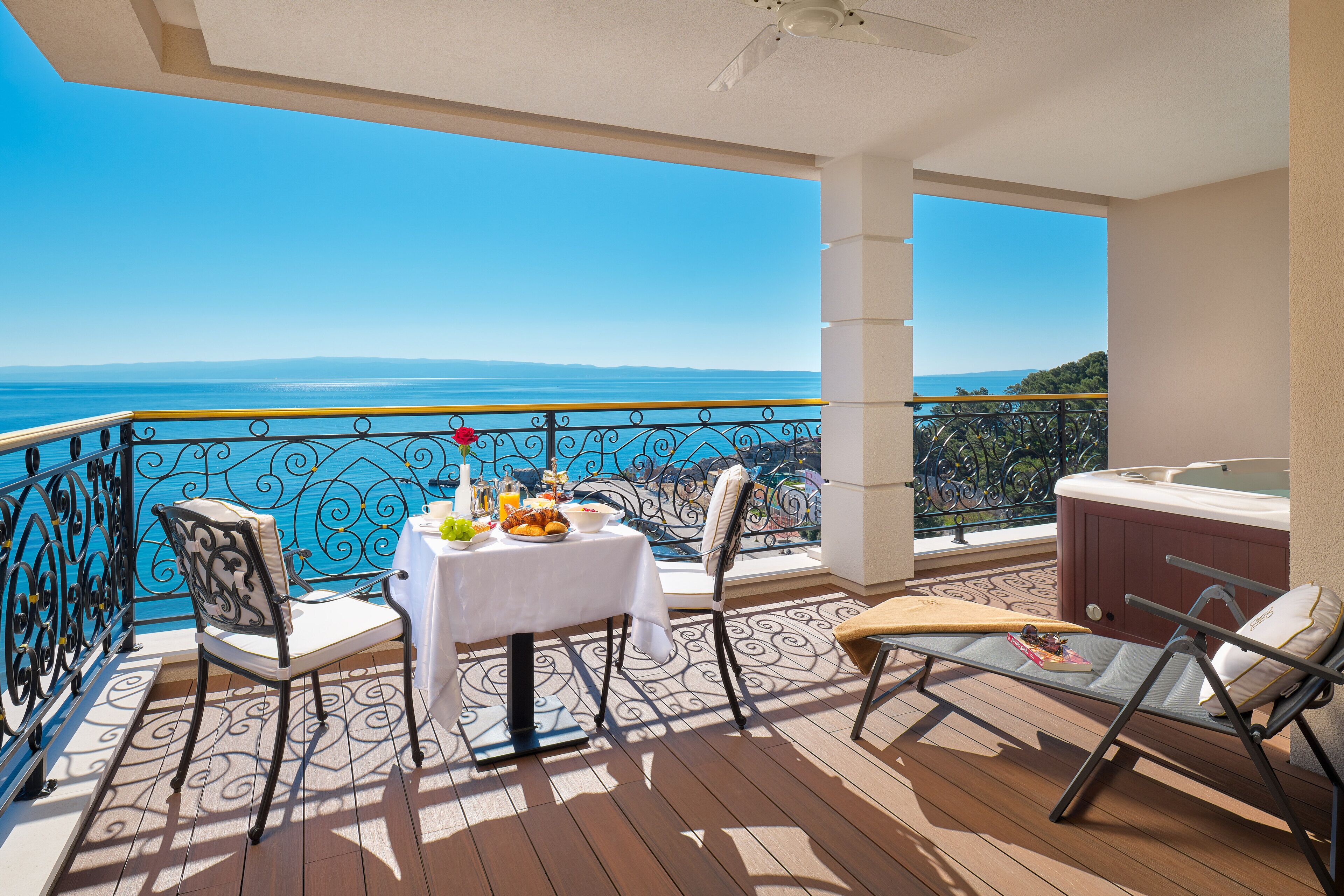 Luxury suite (Sea front, Balcony, Jacuzzi) | ลานระเบียง/นอกชาน