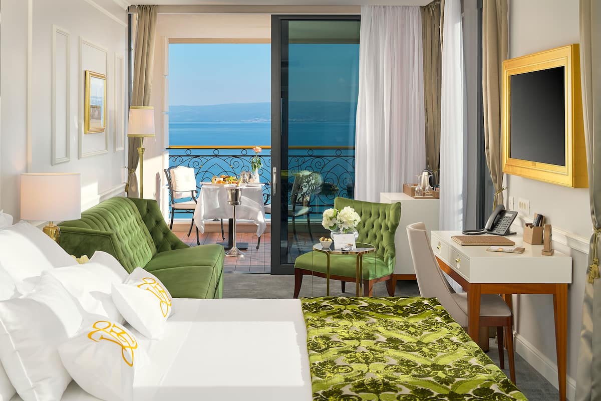 Superior Room, 1 King Bed with Sofa bed, Balcony, Sea front | 1 soverom, sengetøy i egyptisk bomull og sengetøy av topp kvalitet