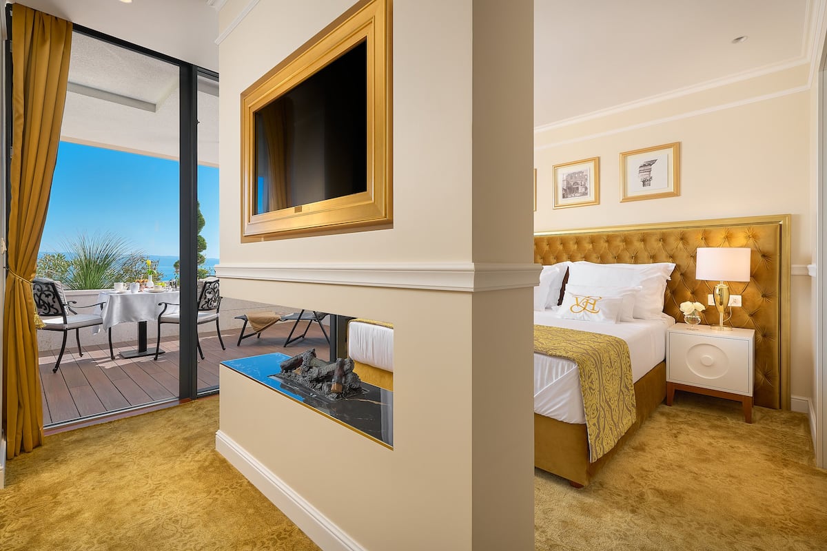 Deluxe suite (Sea front, Balcony, Jacuzzi) | 1 soverom, sengetøy i egyptisk bomull og sengetøy av topp kvalitet
