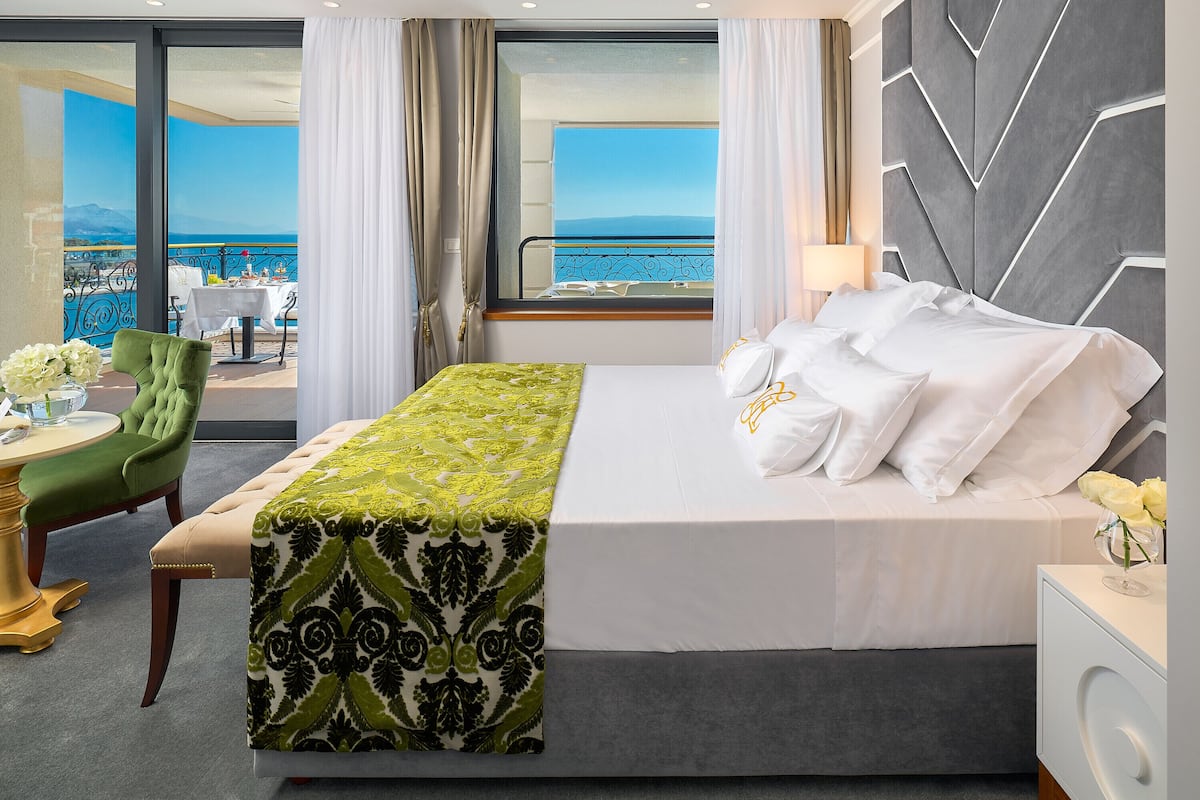 Luxury suite (Sea front, Balcony, Jacuzzi) | 1 soverom, sengetøy i egyptisk bomull og sengetøy av topp kvalitet
