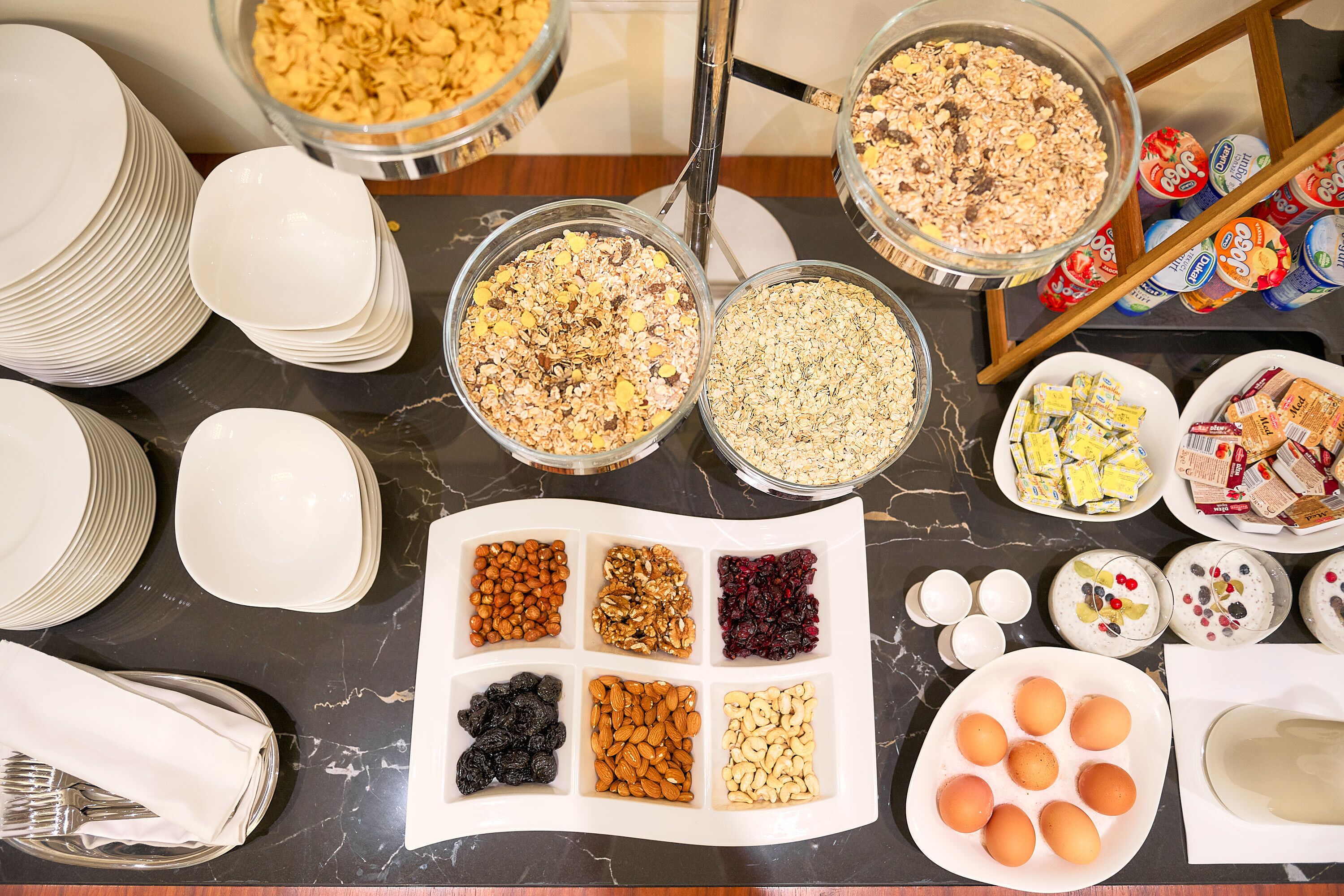 Een buffet met verschillende soorten eten en gerechten.
