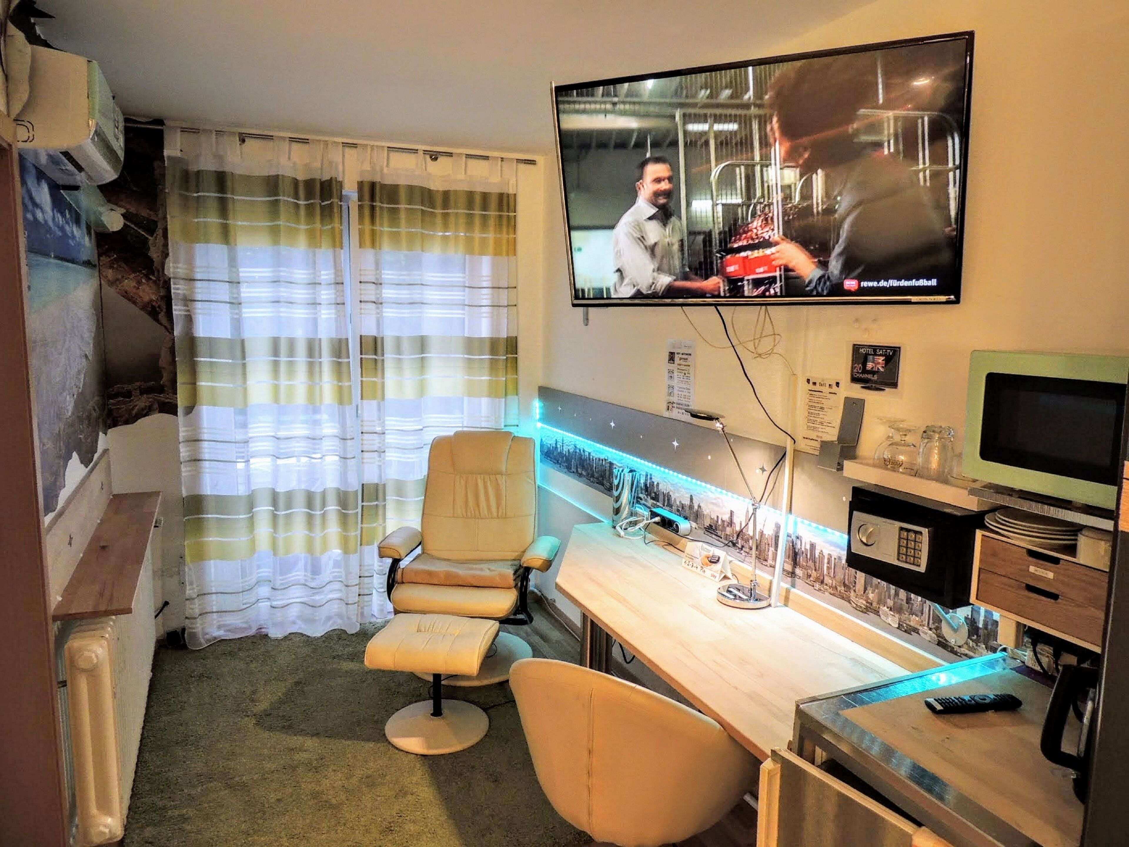 luxury double room, 1 queen bed, accessible, refrigerator & microwave | living area | 32-inch flat-screen tv with cable channels, tv, ping pong