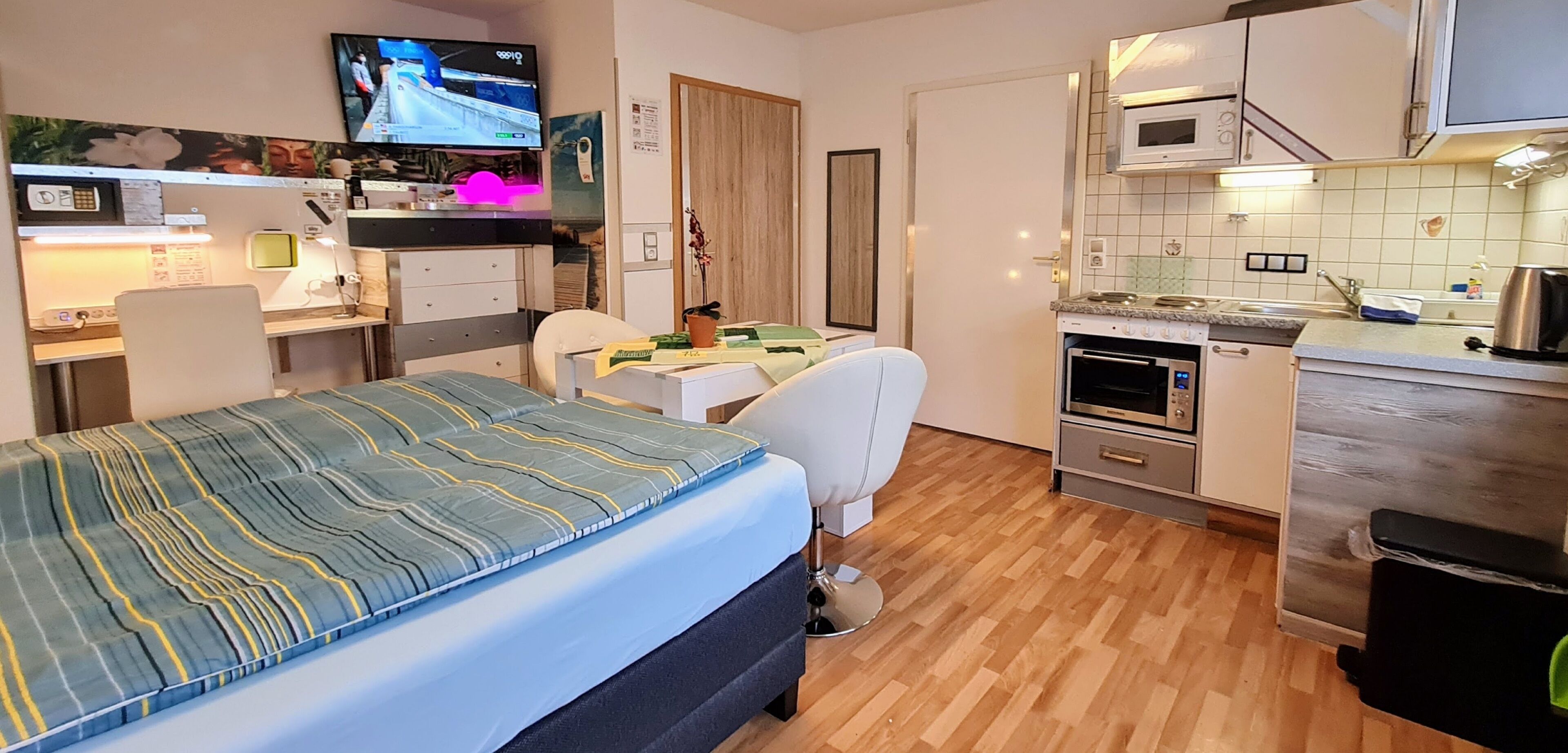 luxury double room, 1 queen bed, accessible, refrigerator & microwave | private kitchen | fridge, microwave, electric kettle