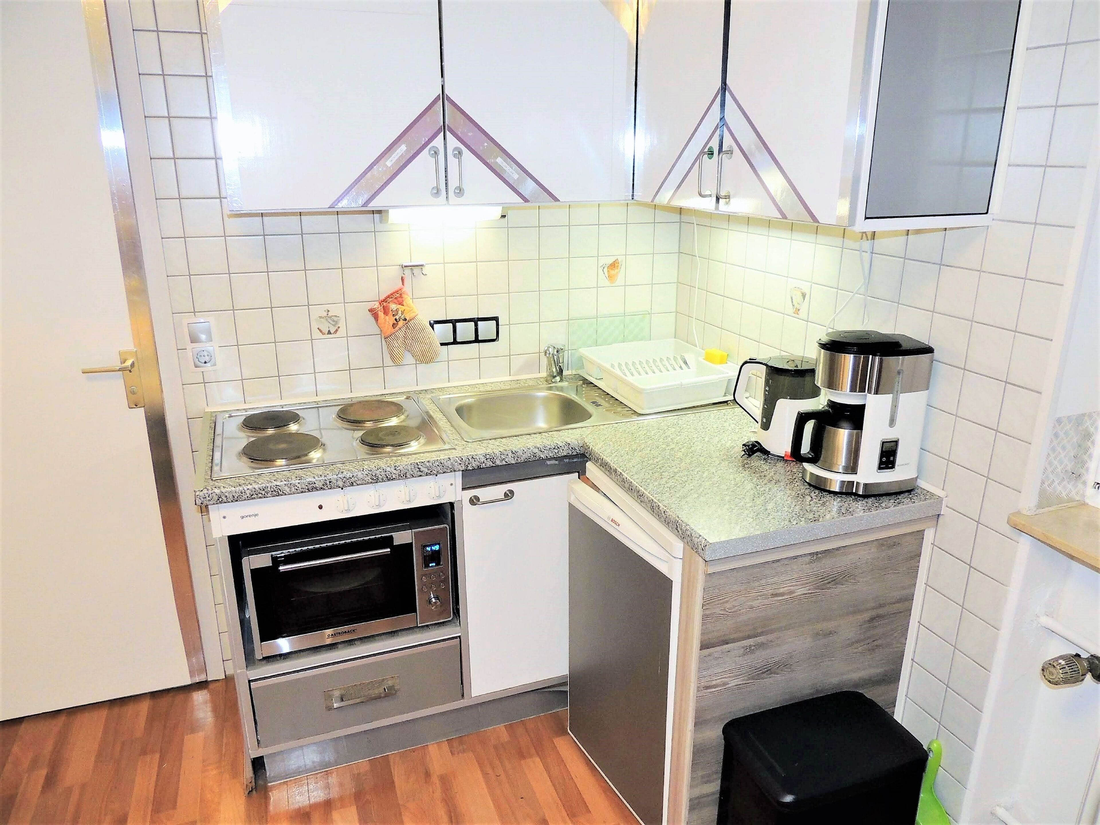 luxury double room, 1 queen bed, accessible, refrigerator & microwave | private kitchen | fridge, microwave, electric kettle