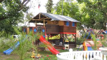 Área de juegos infantiles al aire libre