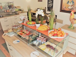 A buffet with various food items, including fruits, cheeses, and meats. - Hotel Garni 4U (Rodenbach)